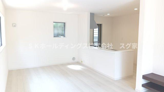 高槻市大和２丁目新築戸建て住宅２号棟の居間・リビング