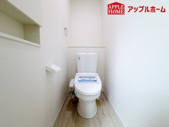 さいたま市中央区八王子1期のトイレ|温水洗浄器付き便座を標準装備してます♪窓付きで明るく、快適空間となっております。毎日使う場所だからこその配慮です。