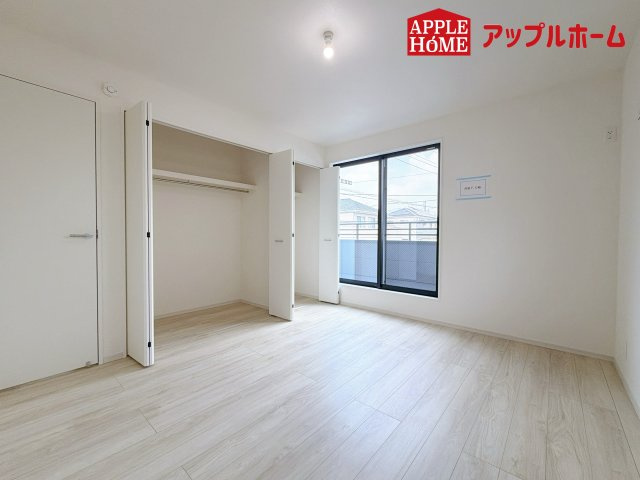 さいたま市中央区八王子1期の洋室|クローゼット付きの洋室は、収納スペースが豊富で部屋全体がすっきりと片付きやすいのが特徴です。衣類や荷物を整理しやすく、生活感を抑えた洗練された空間を保てます。
