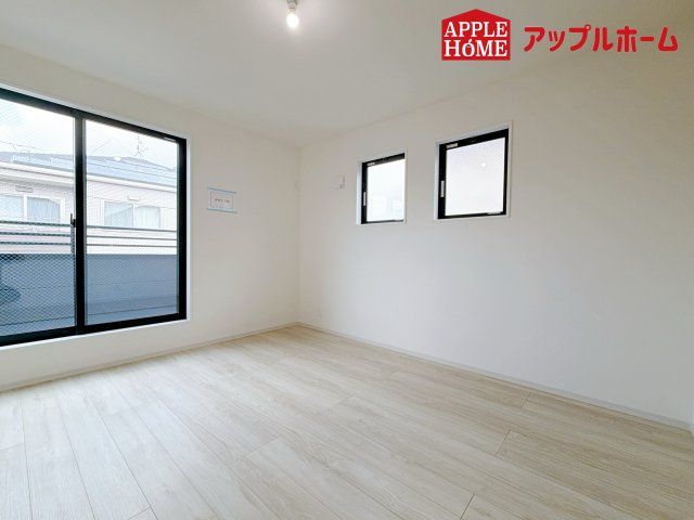 さいたま市中央区八王子1期の洋室|充分な広さの収納を備え、風通しも良く、大変居心地の良い採光良好な洋室は、快適空間。プライベートの時間もゆったりお寛ぎ頂けそうですね！