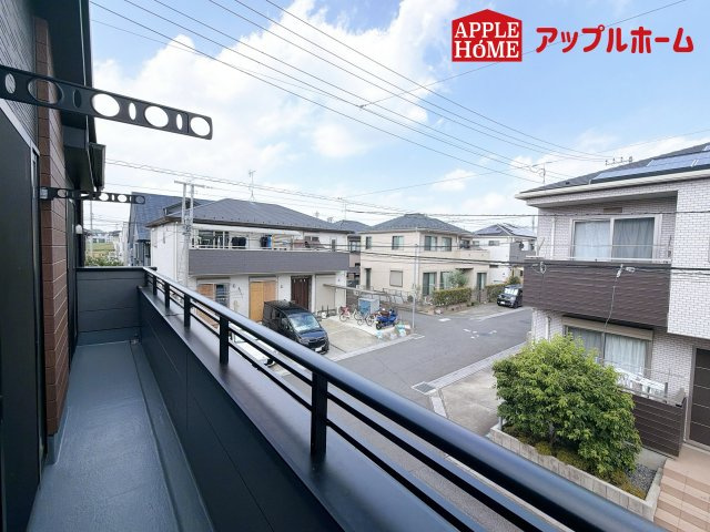 さいたま市中央区八王子1期のバルコニー|家族分の洗濯物もしっかり干せます。日当たりも良く、毎日のお洗濯が楽しくなりそう♪お布団は手軽に干せていつもポカポカに☆