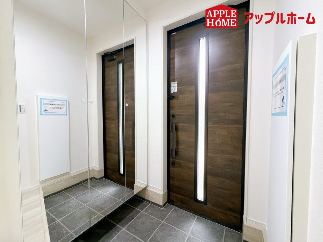 さいたま市中央区八王子1期の玄関|明るくて清潔感溢れる玄関。便利な姿見鏡＆下駄箱収納付きです♪散らかりがちな玄関もすっきりと片付きます。