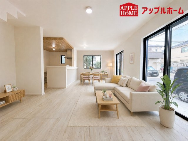 さいたま市中央区八王子1期の居間・リビング|大きな窓のあるリビングは、陽光あふれる明るい空間です。居心地良く、ご家族皆がゆったり寛げる憩いの空間となりそうです。
※家具はCGです