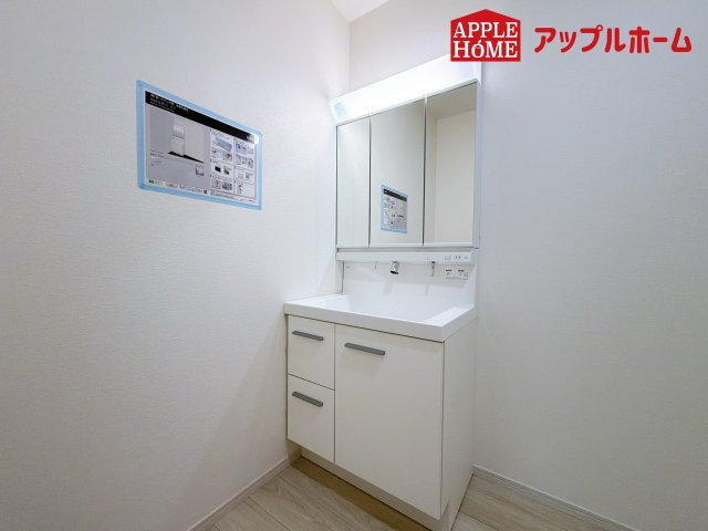 さいたま市中央区八王子1期の独立洗面台|三面鏡付きの洗面化粧台ですので、たっぷりと収納いただけます。白を基調とした清潔感のある快適空間です。毎日の身支度も気持ち良くお使い頂けます！！