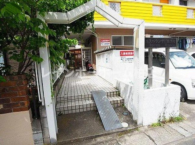 特典：仲介手数料が無料です!!のエントランス|ゆとりのあるエントランスです