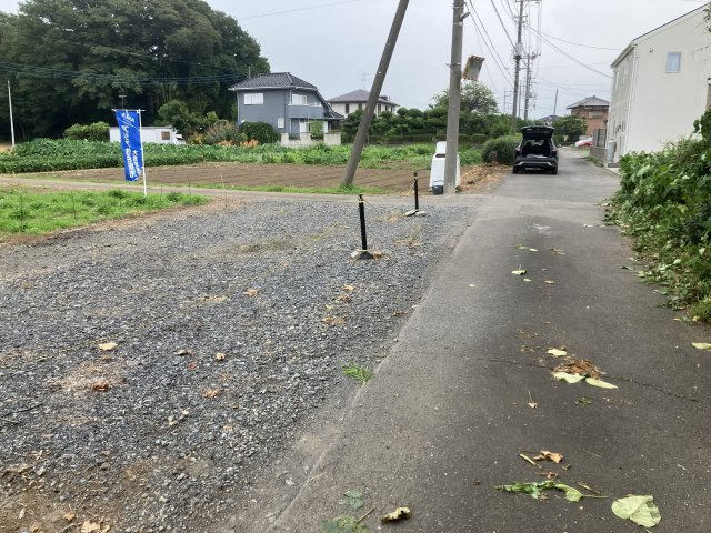 敷地面積136坪　売地　春日部市東中野の前面道路含む現地写真