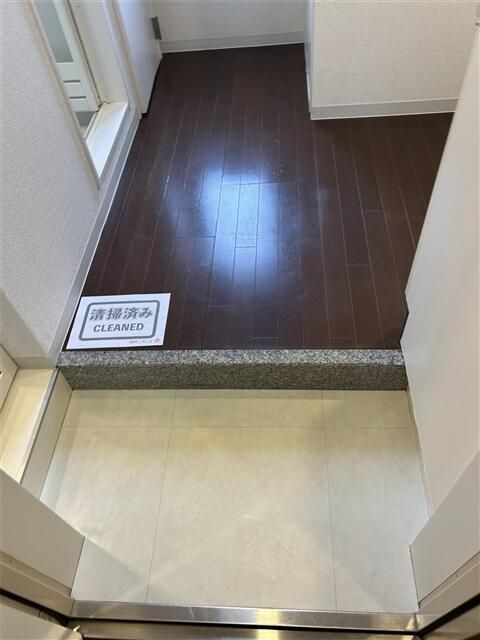 ラグジュアリーアパートメント本郷の玄関