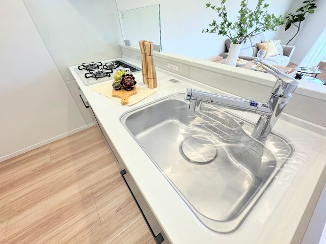 シャトレー戸塚ガーデンのキッチン|◆浄水器一体型なのでシンクまわりがスッキリ！ハンドシャワー付きで便利。