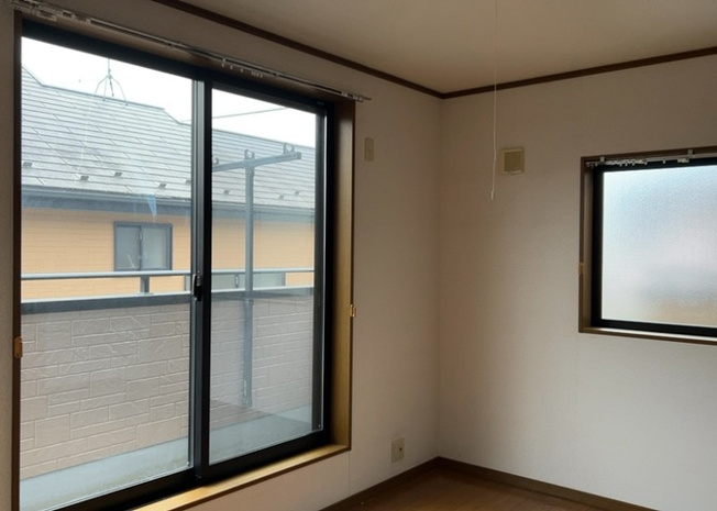 【洋室】 | 洋室のメリットは重い家具が置きやすく、身の回りが整理しやすいことです。 床がフローリングのため畳とは異なり凹みにくいです。 クローゼットなど収納が豊富で、普段使わない旅行カバンや服の整頓も簡単にです。