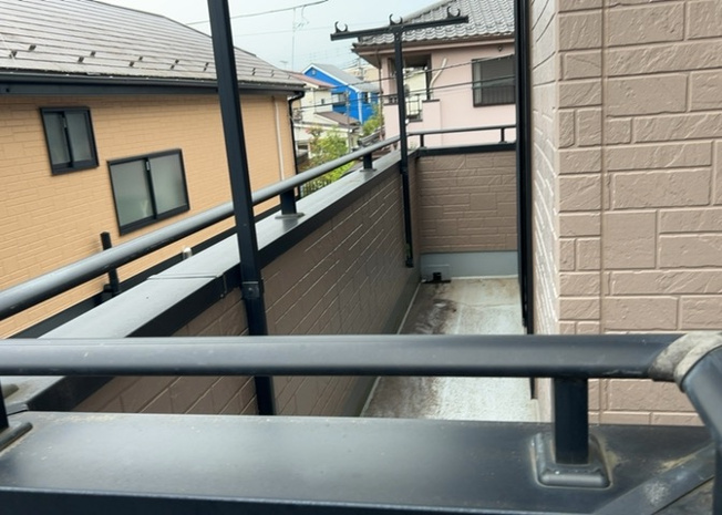 【バルコニー】 | バルコニーは、室外の専用スペースのうち、「屋根がなく開放された空間」であるものを指します。ベランダより広いタイプのものが多く、日当たりもよいため家庭菜園などを楽しみたい人にとって適した環境となります。