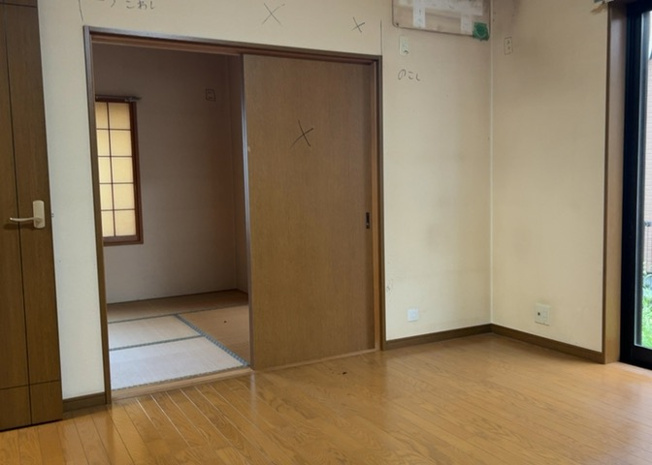 【ダイニング】 | ダイニングは、食事や家族の団らんスペースとしてだけではなく、ほかの用途としても使用することができます。ダイニングテーブルを置き、食事のためのスペースを作ることでリビングとの差別化を図ることができます。