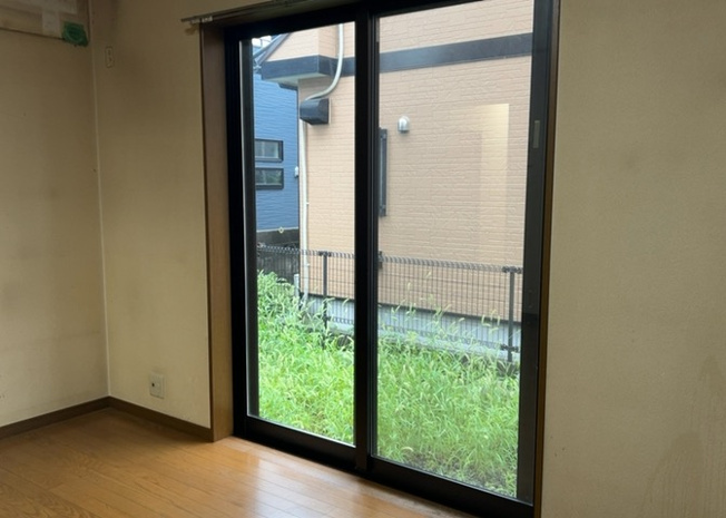 【内装】 | サッシは、ガラス窓に使用される金属製の窓枠です。一般的に住宅建築では、金属製建具工事の段階でガラス類・玄関などと同時に設置されます。種類や構造により断熱性能や遮音性能が異なるので現地でご確認ください。