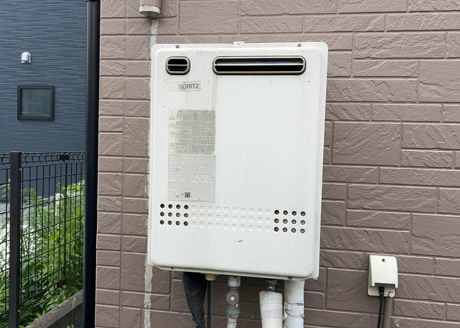 【発電・温水設備】 | 省エネ給湯器とは従来型の給湯器より熱効率が高く、少ない燃料でたくさんのお湯を沸かすことが出来る高効率な給湯器のことを指します。また、省エネ給湯器には種類があり、利便性や効果なども様々です。
