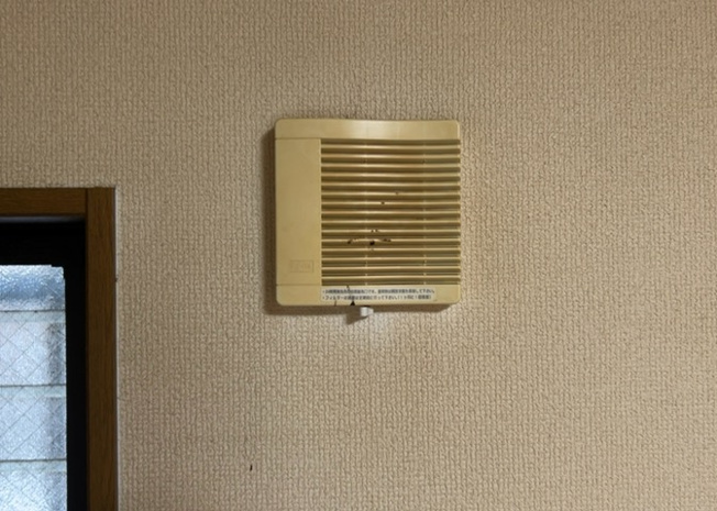 【冷暖房・空調設備】 | ２４時間換気と一般的な換気扇は役割が違います。２４時間換気は室内の空気を循環して、シックハウスや結露を防ぐ役割があるため常に動かす必要があります。一方の換気扇の役割は短期間で空気を入れ替えることです。