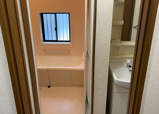 【脱衣所】 | 多くの戸建て住宅で見かける洗面脱衣所は、洗面台と洗濯機が2畳ほどのスペースに並べられていて、洗面所が脱衣所を兼ね備えている間取りが一般的です。お客様が利用することもある、パブリックな空間でもあります。