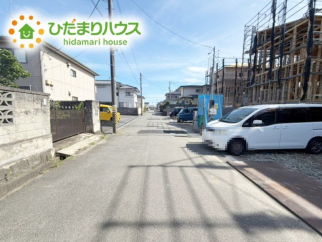 いわき市郷ケ丘2丁目　新築戸建　1号棟の前面道路含む現地写真|カースペース３台ＯＫ！来客用にもスペースを確保できて安心ですね(^^)/