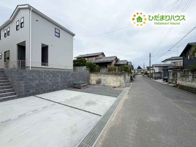 いわき市郷ケ丘2丁目　新築戸建　1号棟の前面道路含む現地写真|カースペース３台ＯＫ！来客用にもスペースを確保できて安心ですね(^^)/