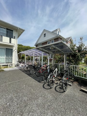 屋根付きの敷地内駐輪場で原付はご相談下さい♪