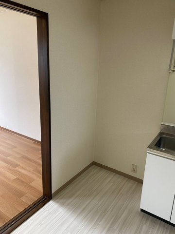 冷蔵庫置き場はキッチンの脇にございます♪