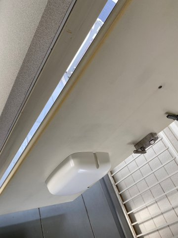 玄関扉にはドアポストが付いています♪