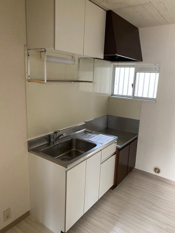 都市ガスの２口ガスコンロ設置可で窓付きで明るく換気出来ます♪