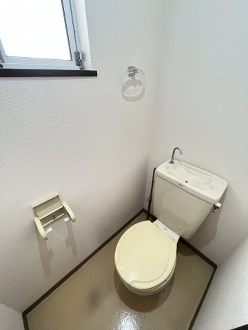 窓付きのトイレで換気が出来ます♪