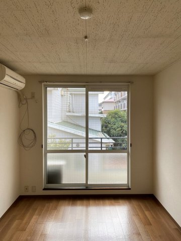 洋室６帖はエアコン付きです♪