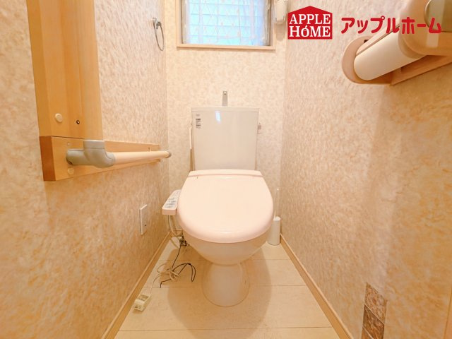 さいたま市岩槻区古ヶ場　中古戸建のトイレ|白を基調とした清潔感のある明るい空間。