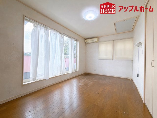 さいたま市岩槻区古ヶ場　中古戸建の洋室|窓からの光の差し込みは生活を温かく包みます。