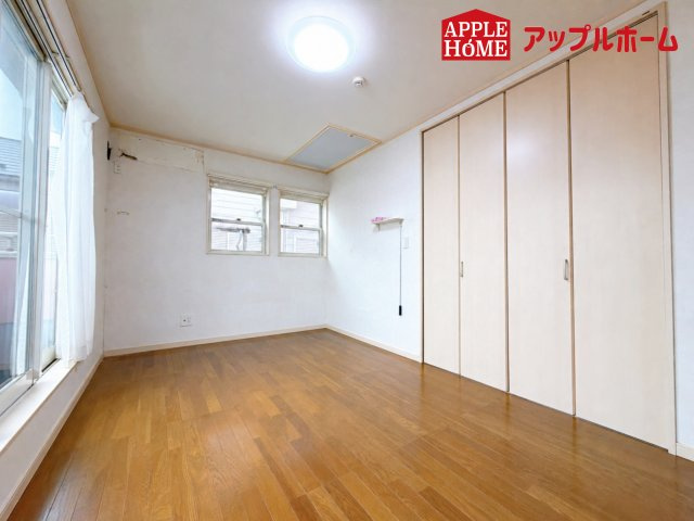 さいたま市岩槻区古ヶ場　中古戸建の洋室|窓からの光の差し込みは生活を温かく包みます。