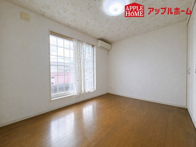 さいたま市岩槻区古ヶ場　中古戸建の洋室|窓からの光の差し込みは生活を温かく包みます。