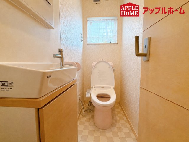 さいたま市岩槻区古ヶ場　中古戸建のトイレ|白を基調とした清潔感のある明るい空間。