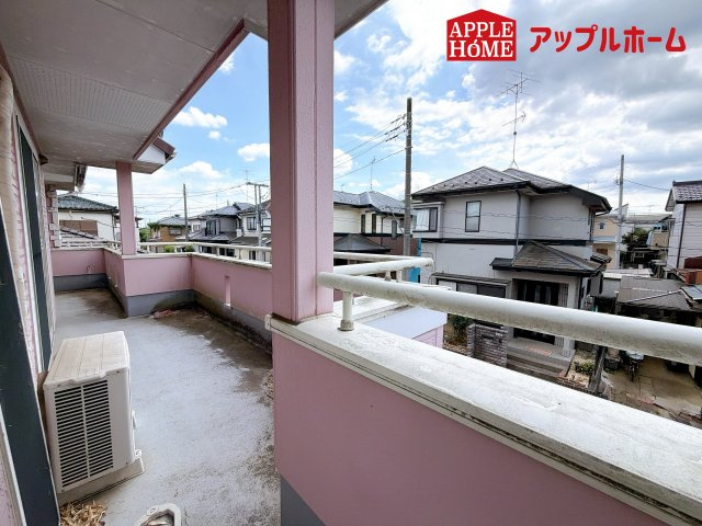 さいたま市岩槻区古ヶ場　中古戸建のバルコニー|奥行を広めに取ったバルコニー♪家族分の洗濯物もしっかり干せます。日当たりも良く、毎日のお洗濯が楽しくなりそう♪