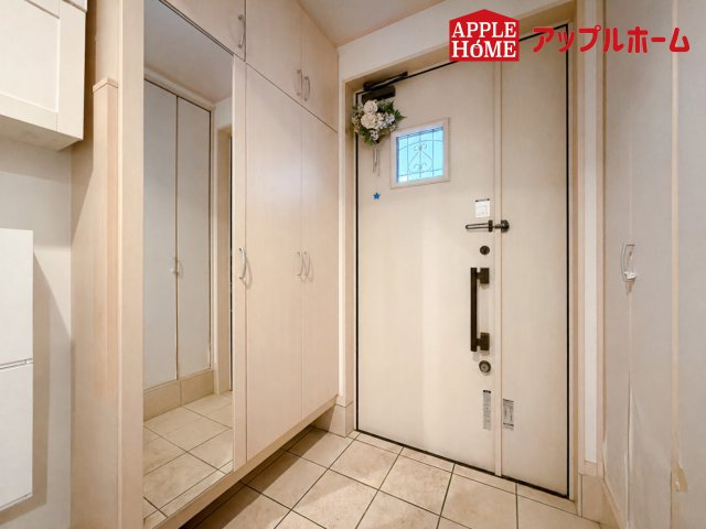 さいたま市岩槻区古ヶ場　中古戸建の玄関|ご家族皆様の靴やお手入れ用品を収納できる収納棚を設置！お家に出会う人々を迎える玄関だからこそ、常に整理整頓しておきたいですね♪