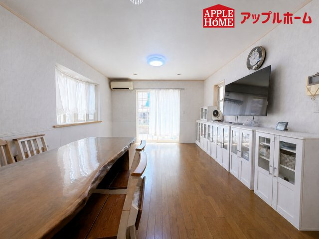 さいたま市岩槻区古ヶ場　中古戸建の居間・リビング|大きな窓のあるリビングは、陽光あふれる明るい空間です。居心地良く、ご家族皆がゆったり寛げる憩いの空間となりそうです。