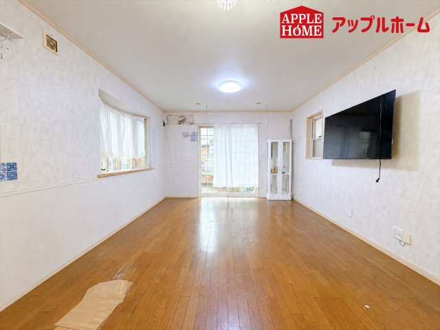 さいたま市岩槻区古ヶ場　中古戸建の居間・リビング|大きな窓のあるリビングは、陽光あふれる明るい空間です。居心地良く、ご家族皆がゆったり寛げる憩いの空間となりそうです。