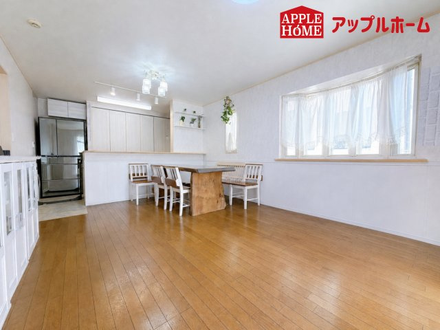 さいたま市岩槻区古ヶ場　中古戸建の居間・リビング|人気の対面式キッチンで会話も弾みます！お食事の準備をしながらでもご家族とのコミュニケーションを楽しめますね♪