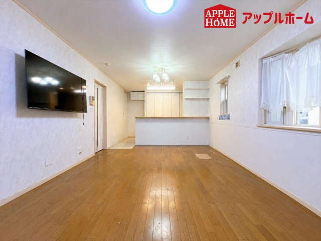 さいたま市岩槻区古ヶ場　中古戸建の居間・リビング|人気の対面式キッチンで会話も弾みます！お食事の準備をしながらでもご家族とのコミュニケーションを楽しめますね♪