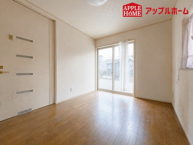 さいたま市岩槻区古ヶ場　中古戸建の洋室|窓からの光の差し込みは生活を温かく包みます。