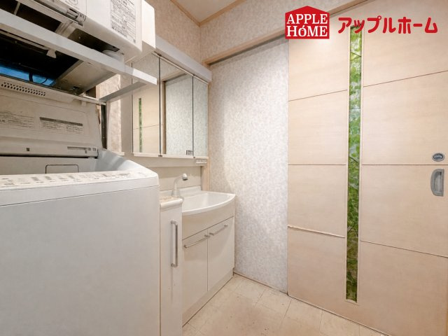 さいたま市岩槻区古ヶ場　中古戸建の洗面所|三面鏡付きの洗面化粧台ですので、たっぷりと収納いただけます。白を基調とした清潔感のある快適空間です。毎日の身支度も気持ち良くお使い頂けます！！