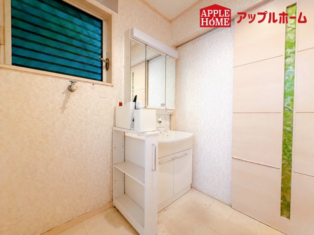 さいたま市岩槻区古ヶ場　中古戸建の独立洗面台|三面鏡付きの洗面化粧台ですので、たっぷりと収納いただけます。白を基調とした清潔感のある快適空間です。毎日の身支度も気持ち良くお使い頂けます！！
