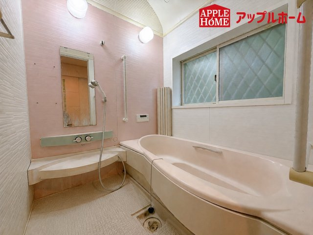 さいたま市岩槻区古ヶ場　中古戸建の浴室|窓付きのバスルームは、採光もあり明るく気持ちの良い空間です。窓があることで、換気環境も良好。掃除もスムーズに出来ます