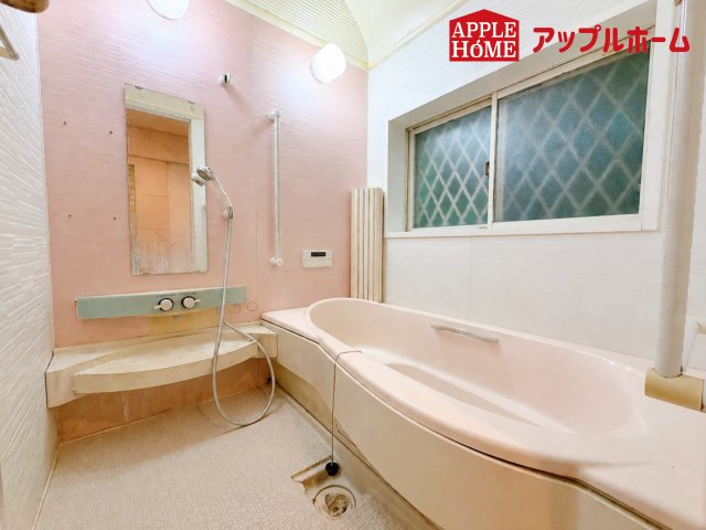 さいたま市岩槻区古ヶ場　中古戸建の浴室|窓付きのバスルームは、採光もあり明るく気持ちの良い空間です。窓があることで、換気環境も良好。掃除もスムーズに出来ます