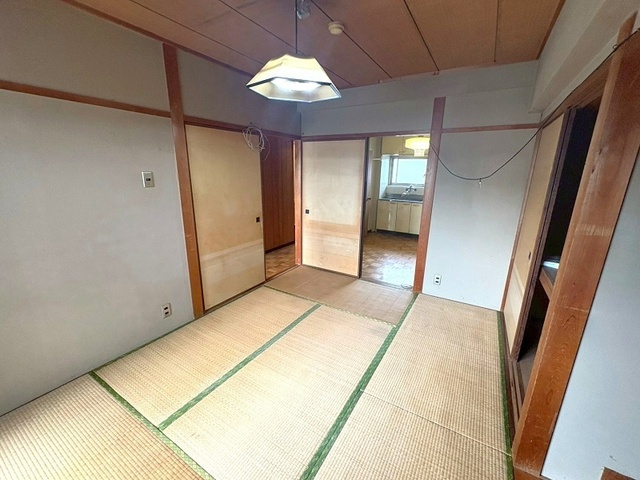 「電停・バス停が至近」高知市本町1丁目南陽スカイメゾン　中古マンションの和室|襖を開けて大空間としても使える続き間の和室。