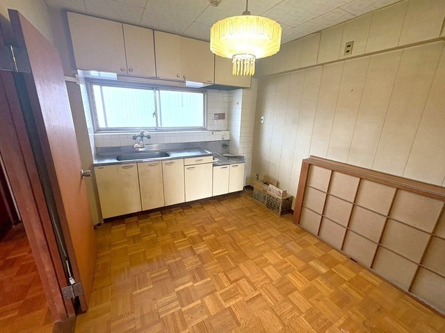 「電停・バス停が至近」高知市本町1丁目南陽スカイメゾン　中古マンションのキッチン|木目のぬくもりが広がる！明るく開放的なダイニングキッチン！