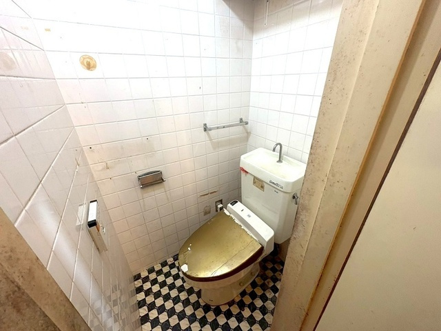 「電停・バス停が至近」高知市本町1丁目南陽スカイメゾン　中古マンションのトイレ|掃除もしやすいシンプルな温水洗浄便座付きトイレ。