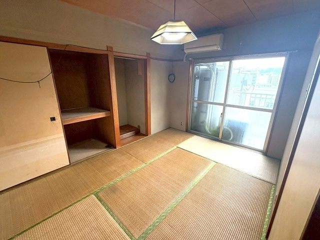 「電停・バス停が至近」高知市本町1丁目南陽スカイメゾン　中古マンションの和室|大きな押入れ収納付きで部屋を広く使える和室。