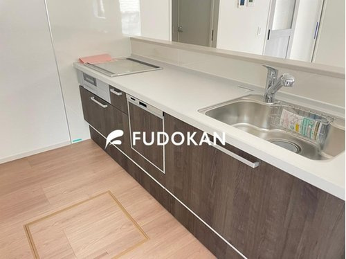 山形市南四番町１期【1号棟】のキッチン|広々ワイドなキッチンは料理がしやすく快適です。