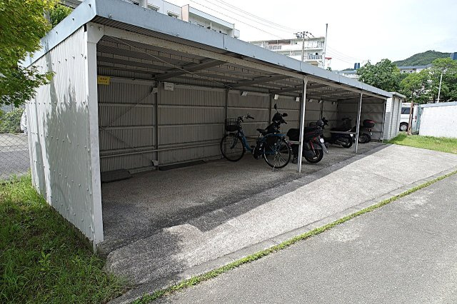 高倉台2-1団地11号棟のその他共用部分|敷地内の駐輪、バイク置き場を完備