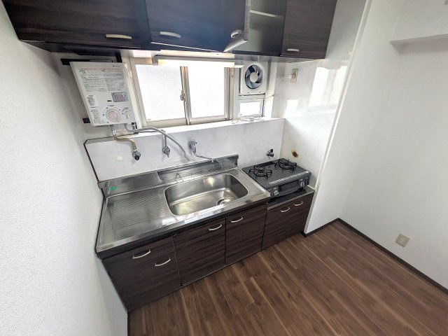 高倉台2-1団地11号棟のキッチン|2口ガスコンロ付きのキッチン、窓も有ります